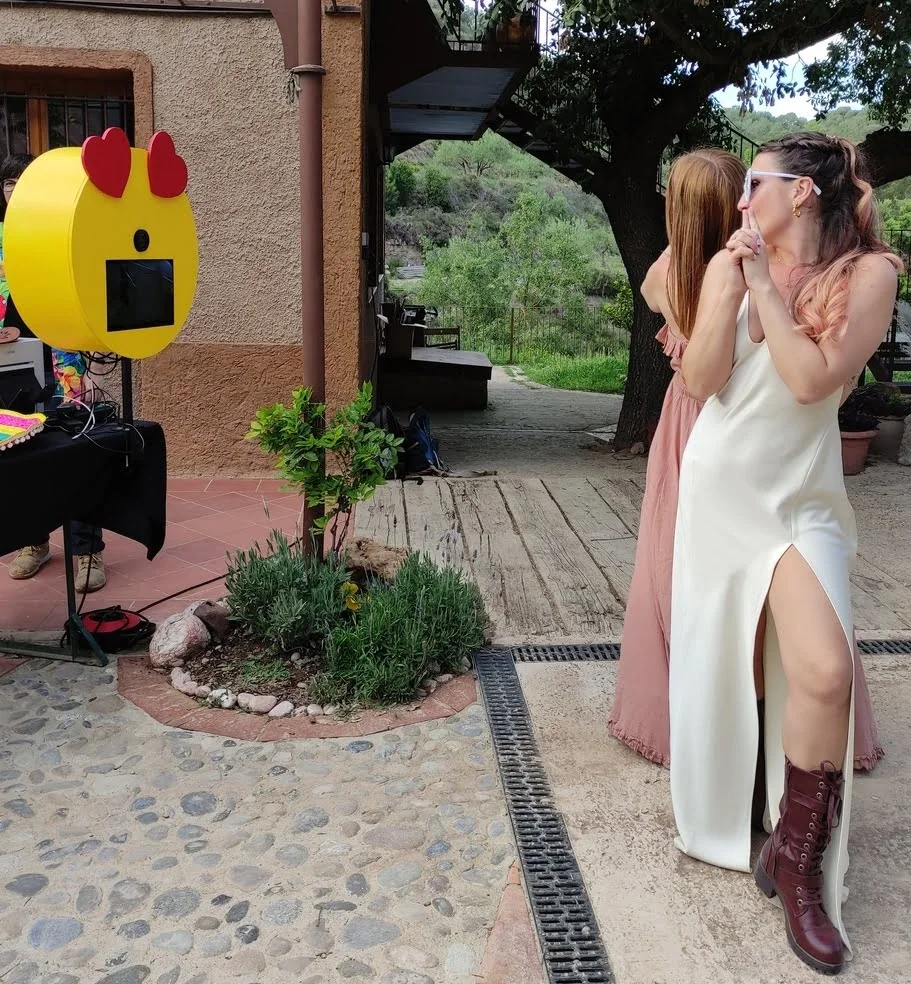 Fotomaton para bodas y eventos con cara de Emoji, con grupo de chicas preparadas para la foto.